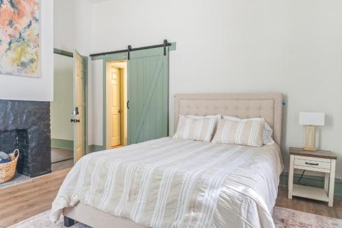 Postel nebo postele na pokoji v ubytování 3Bd 2Ba Oasis in Historic Olde Towne
