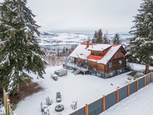 L'établissement The View Point Lodge Cozy Log House with Hot Tub en hiver