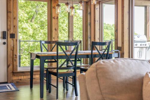 Posezení v ubytování Canyon View Treehouse- Relaxing Getaway in Jasper with an Amazing View