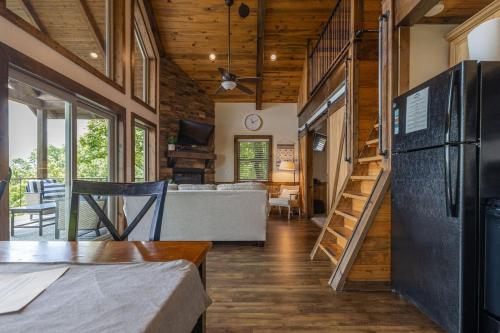 TV a/nebo společenská místnost v ubytování Canyon View Treehouse- Relaxing Getaway in Jasper with an Amazing View