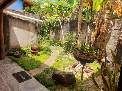 a garden with a wheelbarrow with plants in it at Casa da Pri em São Jorge in Sao Jorge