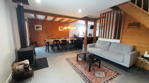 un salon avec un canapé et une table dans l'établissement Chalets De La Croisette - Chalet 8 personnes avec hammam MAE-4684, à Arc 1800