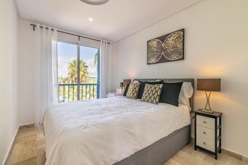 En eller flere senge i et værelse på Waterfront Polo Royale III