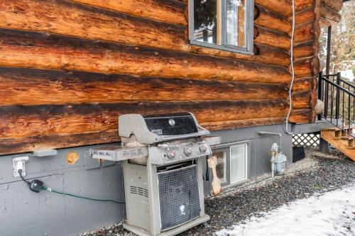Photo de la galerie de l'établissement The View Point Lodge Cozy Log House with Hot Tub, à Vernon