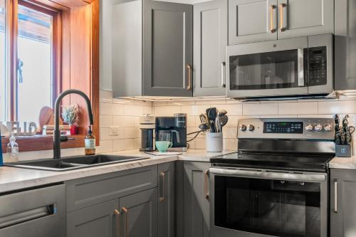 Cuisine ou kitchenette dans l'établissement The View Point Lodge Cozy Log House with Hot Tub