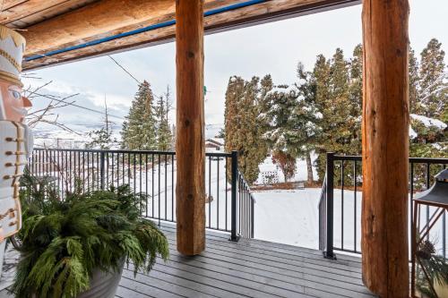 Balcon ou terrasse dans l'établissement The View Point Lodge Cozy Log House with Hot Tub