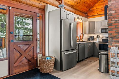 Cuisine ou kitchenette dans l'établissement The View Point Lodge Cozy Log House with Hot Tub