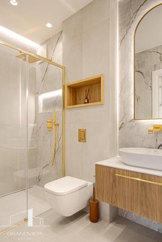 a bathroom with a toilet and a sink and a shower at Penthouse Brabank Japandi Luxury Sauna, Fitness & Parking by Grandview in Gdańsk