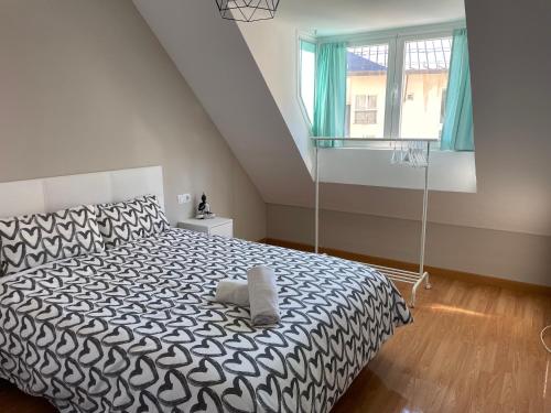 Schlafzimmer mit einem schwarzen und weißen Bett und einem Fenster in der Unterkunft HOUSE TUVESA PREMIUM 1 DORMITORIO WIFI GRATiS in Sierra Nevada