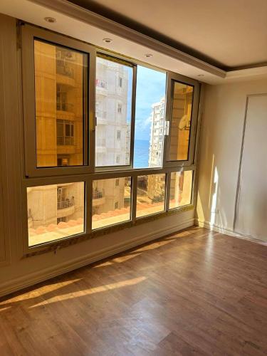 a room with a large window with a view of a city at دوبليكس فاخر فيلا للايجار مفروش في ارقي اماكن لوران in Alexandria