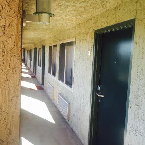 an empty hallway with a blue door in a building at Scottsdale Parkview in Scottsdale