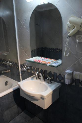 Bilik mandi di Hotel Arenas