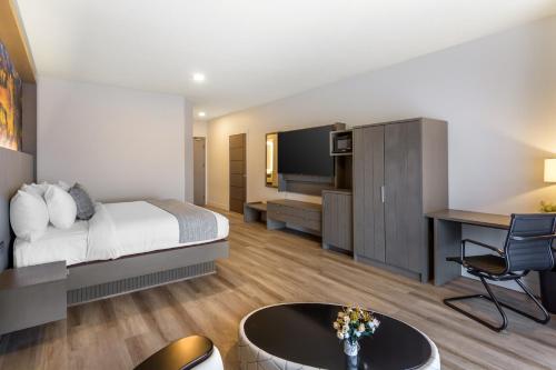 TV/Unterhaltungsangebot in der Unterkunft The Valor, an Ascend Collection Hotel