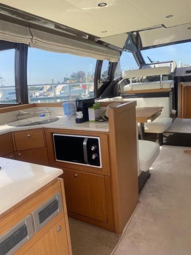 - une cuisine d'un bateau avec un four micro-ondes dans l'établissement Your boat, à Rabat