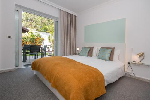Posteľ alebo postele v izbe v ubytovaní CasaColores - SilverDeluxe Penthouse with private pool or Bronce Garden-Apartment no pool, Puerto de la Cruz