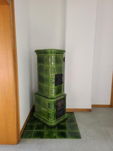 un conteneur vert assis sur un sol en carrelage vert dans l'établissement L'Authentique - Mulhouse Centre, à Mulhouse