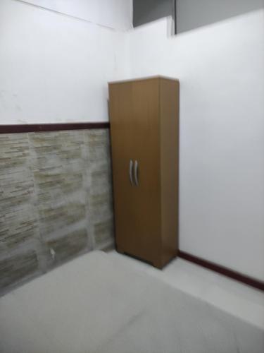 a brown cabinet in a room with a wall at Excelente APTO proximo ao centro in Itaperuna