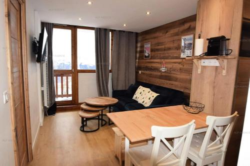 un salon avec une table et un canapé dans l'établissement Résidence Les Aollets - Studio Cabine 4/5 pers - LES AOLLETS - Plagne Villages - WIFI MAE-6481, à La Plagne Tarentaise