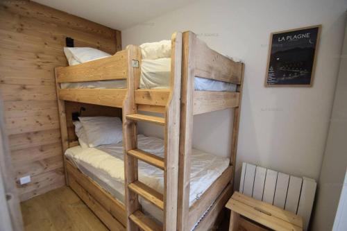 quelques lits superposés dans une chambre dans l'établissement Résidence Les Aollets - Studio Cabine 4/5 pers - LES AOLLETS - Plagne Villages - WIFI MAE-6481, à La Plagne Tarentaise