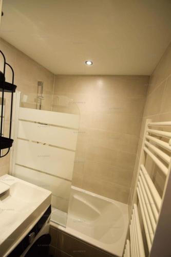 une salle de bain avec une douche à l'italienne à côté d'un lavabo dans l'établissement Résidence Les Aollets - Studio Cabine 4/5 pers - LES AOLLETS - Plagne Villages - WIFI MAE-6481, à La Plagne Tarentaise