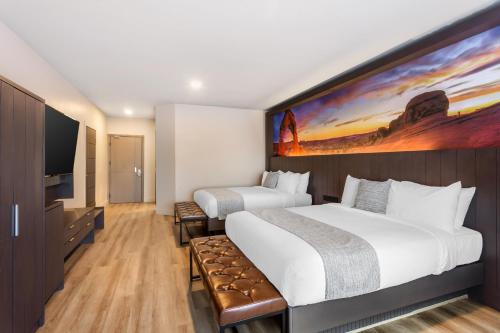 Ein Bett oder Betten in einem Zimmer der Unterkunft The Valor, an Ascend Collection Hotel