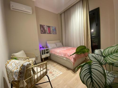 Postel nebo postele na pokoji v ubytování Peaceful Patio 2BR at AUC & Westin Hotel