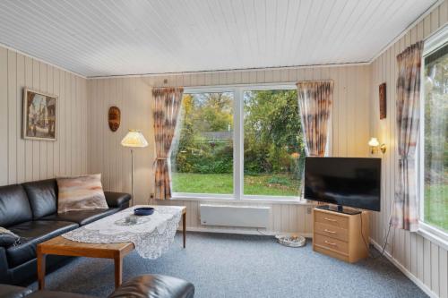 Una televisión o centro de entretenimiento en Cozy Summer House By Stevns Klint And Rødvig