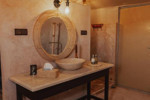 Un baño de Tassili Luxury Desert Camp
