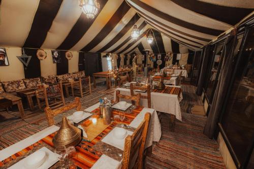 Un restaurante o sitio para comer en Tassili Luxury Desert Camp