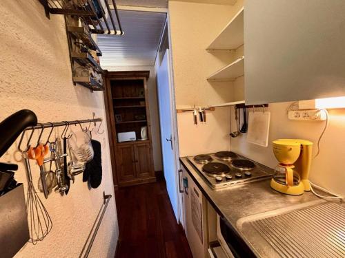 Il comprend une petite cuisine équipée d'une cuisinière et d'un comptoir. dans l'établissement Résidence Fibieres - T2 PIED DES PISTES, FIBIERES, VARS MAE-2431, à Vars