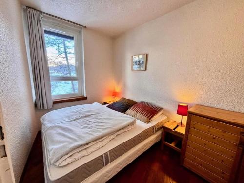 une chambre avec un lit et une fenêtre dans l'établissement Résidence Fibieres - T2 PIED DES PISTES, FIBIERES, VARS MAE-2431, à Vars