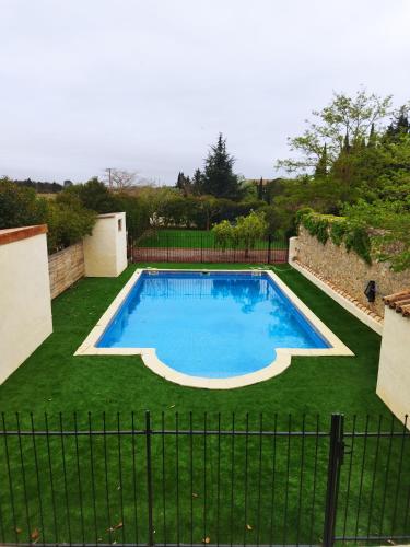une piscine dans une cour clôturée dans l'établissement Aur Blan - Chambres Le Somail, à Le Somail