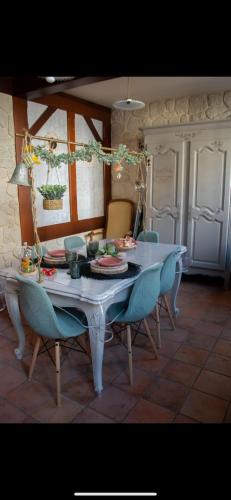 une salle à manger avec une table et quelques chaises dans l'établissement Escapade Normande, à Yerville