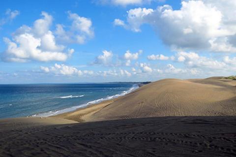 a sand dune next to the ocean on a beach at Hotel Arrecife Chachalacas in Chachalacas