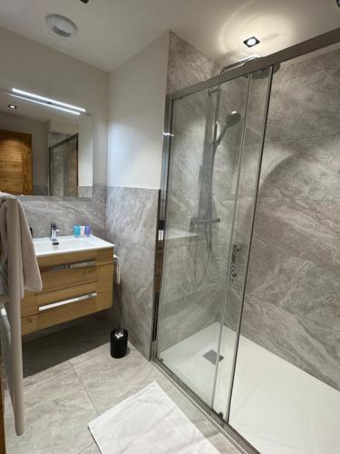 Ένα μπάνιο στο Woodpecker Appartement au coeur du village