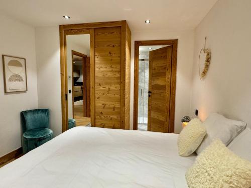 Ένα ή περισσότερα κρεβάτια σε δωμάτιο στο Woodpecker Appartement au coeur du village