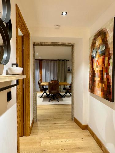un couloir menant à une salle à manger avec une table dans l'établissement Woodpecker Appartement au coeur du village, aux Houches