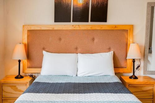 a bedroom with a large bed with two lamps at Loft precioso con cocineta parking SmartTV in San Cristóbal de Las Casas