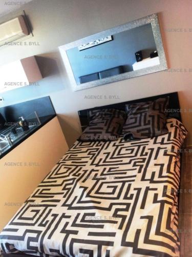 une chambre avec un lit et un miroir dans l'établissement Résidence Héliopolis Bâtiment K - Studio 2 pers. CAP D'AGDE MAE-4534, au Cap d'Agde