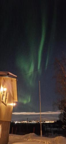 Φωτογραφία από το άλμπουμ του Koselig leilighet i tur-eventyret Tromsø σε Kvaløya