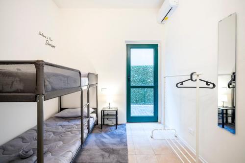 una camera con 2 letti a castello e un ingresso di Giardino a Milano - Elegante Appartamento a Milano