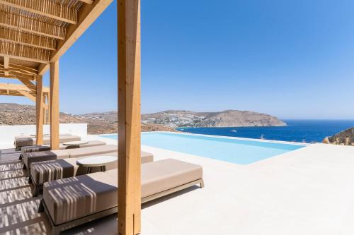 una villa con vista al mar en Villa Vibe A - Heated Pool option - MG Villas, en Mykonos ciudad