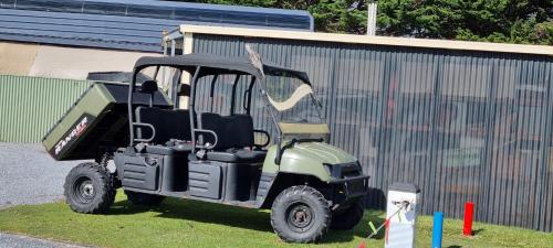 a small golf cart parked next to a building at BIG4 Kelso Sands Holiday & Native Wildlife Park in Kelso