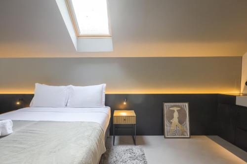 a bedroom with two beds and a window at Casa Beira Mar in Aveiro