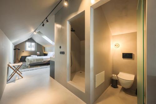 アヴェイロにあるCasa Beira Marのバスルーム(トイレ付)とベッドルーム1室が備わります。