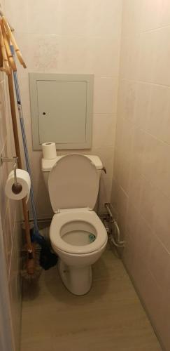 une salle de bain avec des toilettes blanches dans une chambre dans l'établissement Studio Aussois chaleureux, à Aussois