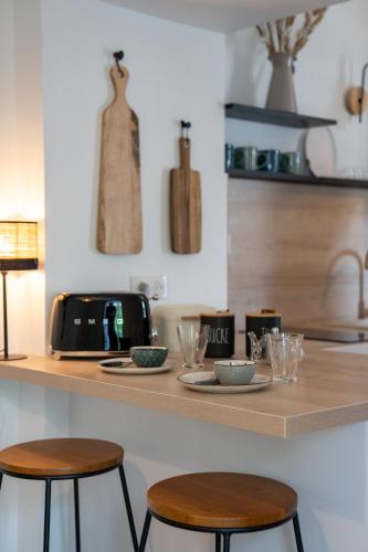 - un comptoir de cuisine avec deux tabourets et un grille-pain dans l'établissement Dijon hypercentre - Loge Comédie, à Dijon