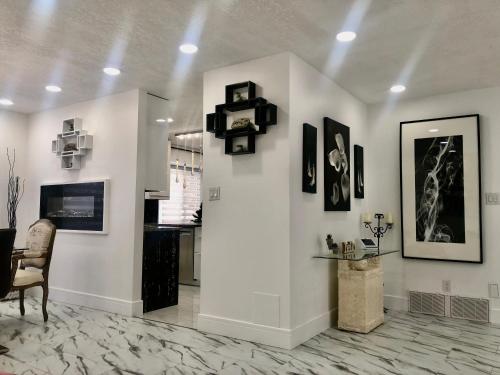Telewizja i/lub zestaw kina domowego w obiekcie Modern and luxury 3500 sq feet house jetted tub over 10000 sq feet lot