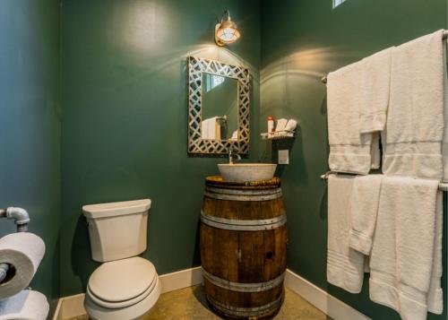 Un baño de The Liney Moon