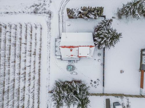 L'établissement The View Point Lodge Cozy Log House with Hot Tub en hiver